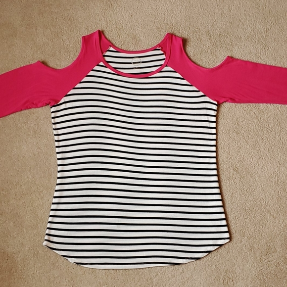 Maurices cold shoulder top size Medium - Picture 5 of 7
